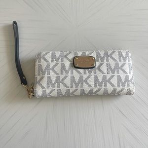 Michael Kors wallet.Pre-loved Michael Kors wallet.Good condition.